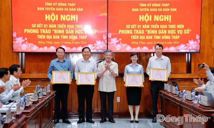 Đồng chí Ngô Chí Cường trao Bằng khen cho các tập thể.