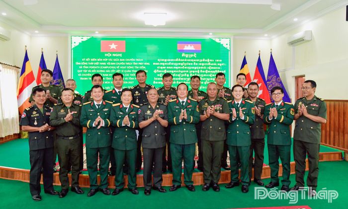 Đại biểu Ban Chuyên trách tỉnh Đồng Tháp và Ban Chuyên trách 2 tỉnh Prey Veng, Pursat chụp ảnh lưu niệm.