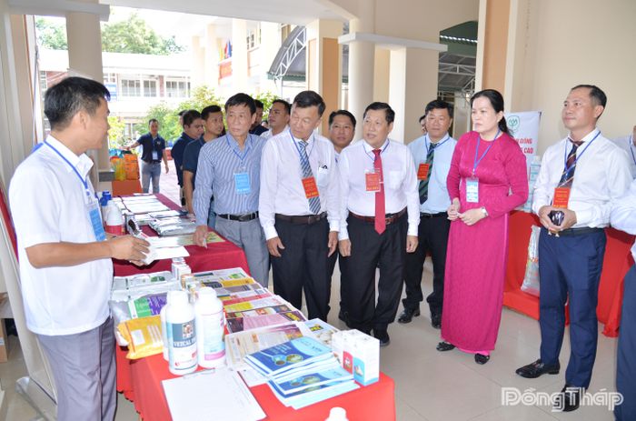 Đại biểu tham quan các gian hàng trưng bày tại Đại hội.