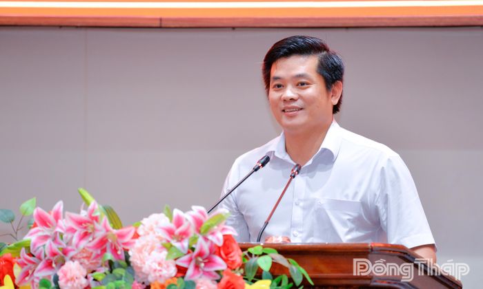 Đồng chí Đoàn Thanh Bình, Bí thư Đảng ủy xã Tháp Mười, phát biểu tại buổi gặp mặt.