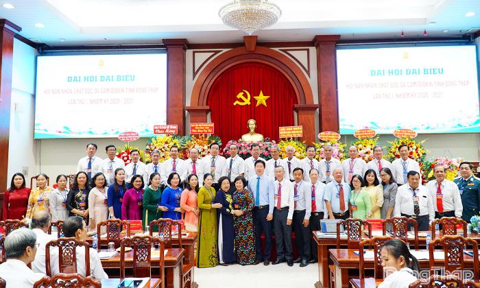 Đại biểu chụp ảnh lưu niệm cùng Ban Chấp hành Hội Nạn nhân chất độc da cam/dioxin tỉnh Đồng Tháp nhiệm kỳ 2026 - 2031.