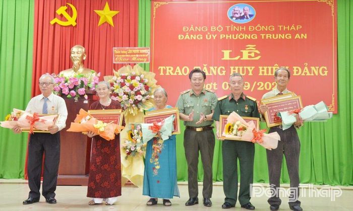Trao Huy hiệu Đảng cho đảng viên 60 năm tuổi Đảng.