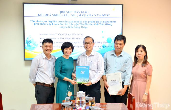 Nghi thức bàn giao kết quả nghiên cứu nhiệm vụ khoa học, công nghệ và đổi mới sáng tạo đã được nghiệm thu.