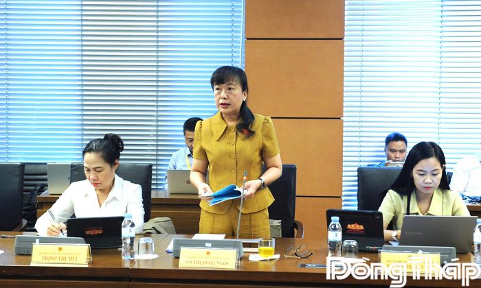 Đại biểu Võ Thị Hoài Ngọc, Đoàn Đại biểu Quốc hội tỉnh Đồng Tháp, phát biểu thảo luận tại tổ.