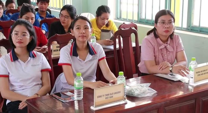 Kết thúc phiên giao dịch, 100 đoàn viên, thanh niên và người lao động được kết nối việc làm. Ảnh: Đ.Y