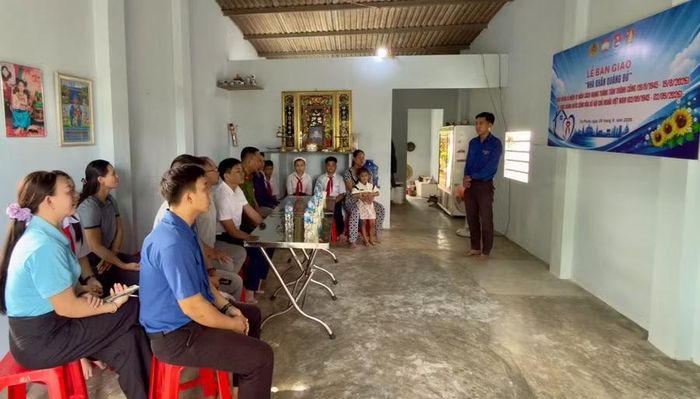 Quang cảnh lễ bàn giao “Nhà Khăn quàng đỏ”. Ảnh: D.L