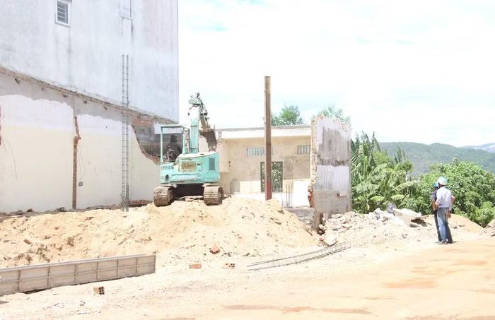  Sau khi tháo dỡ vật kiến trúc, bàn giao phần diện tích đất bị ảnh hưởng bởi dự án, người dân phường Quy Nhơn Bắc sửa sang, dựng lại nhà để sớm ổn định cuộc sống. Ảnh: T.L 