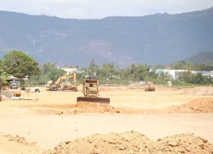  Nhà thầu đẩy nhanh thi công dự án thành phần 1 - tuyến đường từ QL 19C kết nối cảng Quy Nhơn trên phần mặt bằng được bàn giao. Ảnh: T.L 