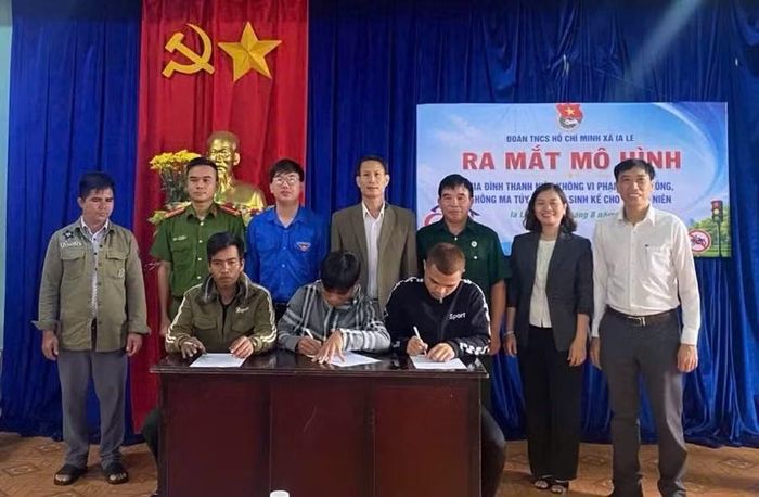 Các hộ gia đình ký cam kết tại lễ ra mắt. Ảnh: L.H