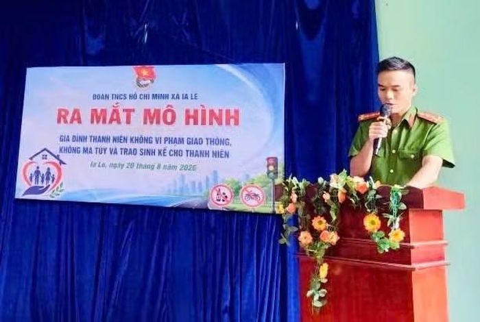 Tại buổi ra mắt, cán bộ công an xã cũng tuyên truyền, phổ biến pháp luật về phòng, chống ma túy, phòng ngừa tệ nạn xã hội và bảo đảm trật tự, an toàn giao thông cho đoàn viên, thanh niên. Ảnh: L.H