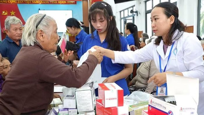  Khám bệnh phát thuốc miễn phí cho người dân trong khuôn khổ chương trình. Ảnh: H.P 