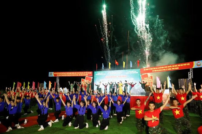  Thay vì chỉ tuyên truyền theo hình thức hội nghị, các cơ quan, đơn vị trong LLVT tỉnh chú trọng sân khấu hóa hay lồng ghép nội dung pháp luật vào các tiết mục văn nghệ. Ảnh: H.P 