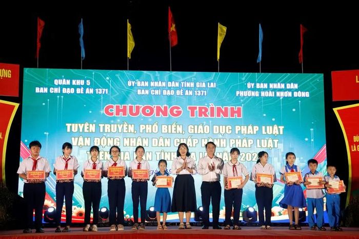  Lãnh đạo Sở Tư pháp cùng Báo và phát thanh, truyền hình Gia Lai trao quà cho học sinh có hoàn cảnh khó khăn trong khuôn khổ chương trình tuyên truyền pháp luật. Ảnh: H.P 
