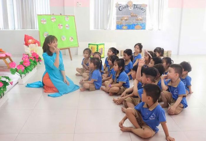  Cô trò Trường Mầm non Quy Nhơn (phường Quy Nhơn) trong một buổi học. Ảnh: H.Đ 