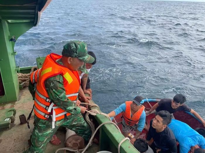  Cán bộ, chiến sĩ Đồn Biên phòng Cát Khánh kịp thời đưa các ngư dân gặp nạn lên tàu an toàn. Ảnh: Công Cường 