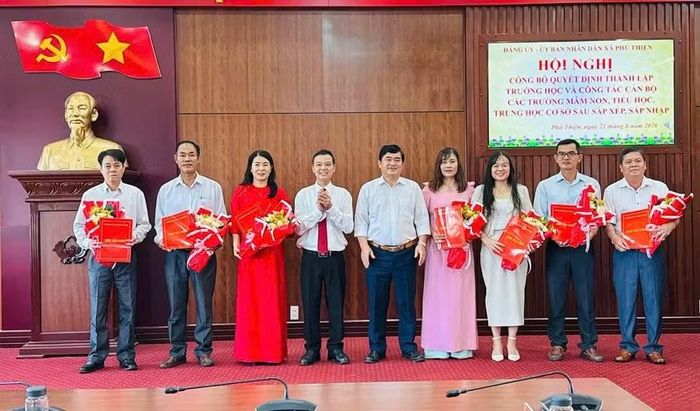 Lãnh đạo xã Phú Thiện trao quyết định bổ nhiệm hiệu trưởng các trường sau sáp nhập. Ảnh: ĐVCC