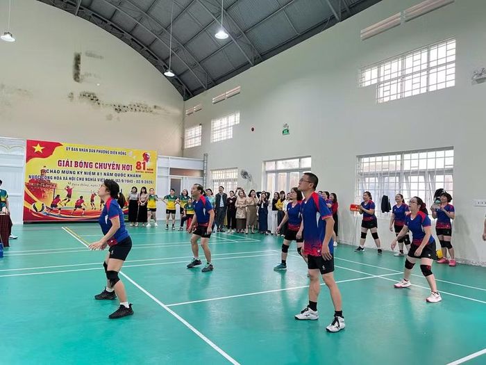 Giải bóng chuyền hơi nam, nữ được tổ chức tại Nhà thi đấu đa năng, trụ sở Đảng ủy phường Diên Hồng. Ảnh: Đỗ Hằng