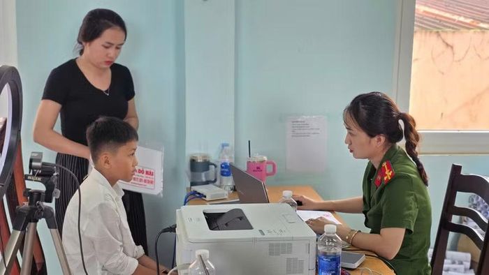 Điểm thu nhận căn cước, định danh điện tử tại Công an phường được duy trì tất cả các ngày trong tuần. Ảnh: Bá Bính