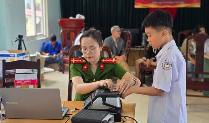Công an phường Pleiku đẩy nhanh tiến độ cao điểm “40 ngày đêm” cấp căn cước, định danh điện tử. Ảnh: Bá Bính