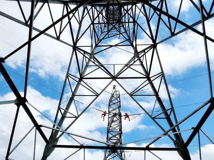 Lực lượng vận hành sửa chữa bảo dưỡng thiết bị đường dây 220 kV Quy Nhơn - Tuy Hòa. Ảnh: EVN