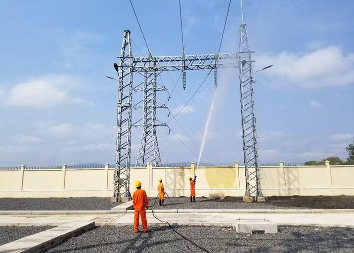 Công nhân ngành điện vệ sinh sứ cách điện, bảo dưỡng thiết bị tại Trạm biến áp 110 kV Diên Hồng (phường Diên Hồng), góp phần bảo đảm hệ thống vận hành an toàn, liên tục. Ảnh: EVN