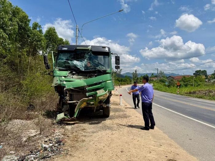 Xe ben liên quan vụ tai nạn khiến xe khách giường nằm lao xuống vực trên đèo An Khê (Quốc lộ 19, đoạn qua xã Bình Khê) vào đêm 10-5 được xác định không lắp thiết bị giám sát hành trình. Ảnh: N.C