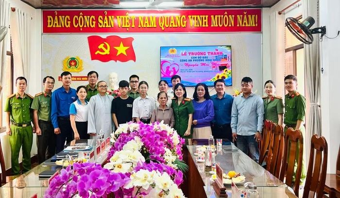  Chi đoàn - Chi hội Phụ nữ Công an phường Hoài Nhơn phối hợp với các đơn vị, nhà hảo tâm trao tiền hỗ trợ cho em Nguyễn Mai Mai và Nguyễn Tấn Tài. Ảnh: M.N 