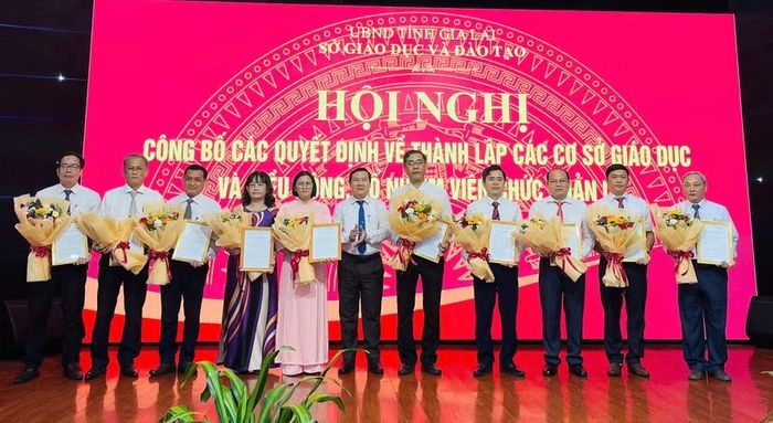  Đại diện lãnh đạo Sở GD&ĐT trao quyết định thành lập cho các trường. Ảnh: Trần Dung 