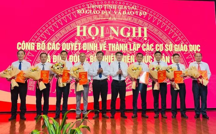  Trao quyết định bổ nhiệm viên chức giữ chức vụ hiệu trưởng, phó hiệu trưởng các đơn vị trường học sau sắp xếp. Ảnh: Trần Dung 