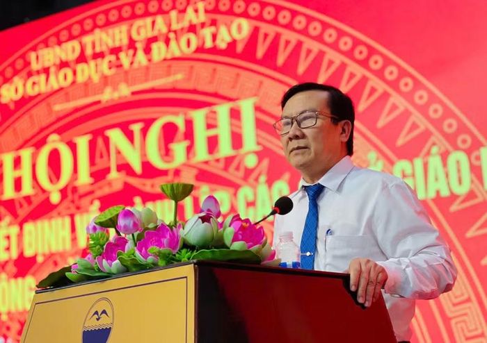  Giám đốc Sở GD&ĐT Phạm Văn Nam phát biểu tại hội nghị. Ảnh: Trần Dung 