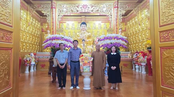 Phó Giám đốc Sở Dân tộc và Tôn giáo Phan Đỗ Minh Thanh Anh (thứ 2 từ trái sang) thăm, chúc mừng chùa Vạn Phật nhân mùa Vu lan. Ảnh: Bá Bính