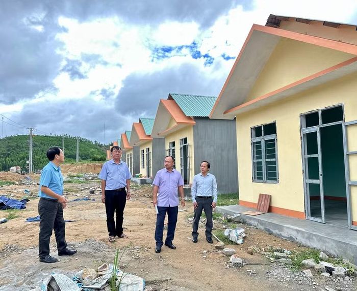 Phó Chủ tịch UBND tỉnh Dương Mah Tiệp kiểm tra thực tế tiến độ các dự án, phương án bố trí, ổn định dân cư vùng thiên tai tại làng Tbưng (xã Đak Song). Ảnh: Hà Duy
