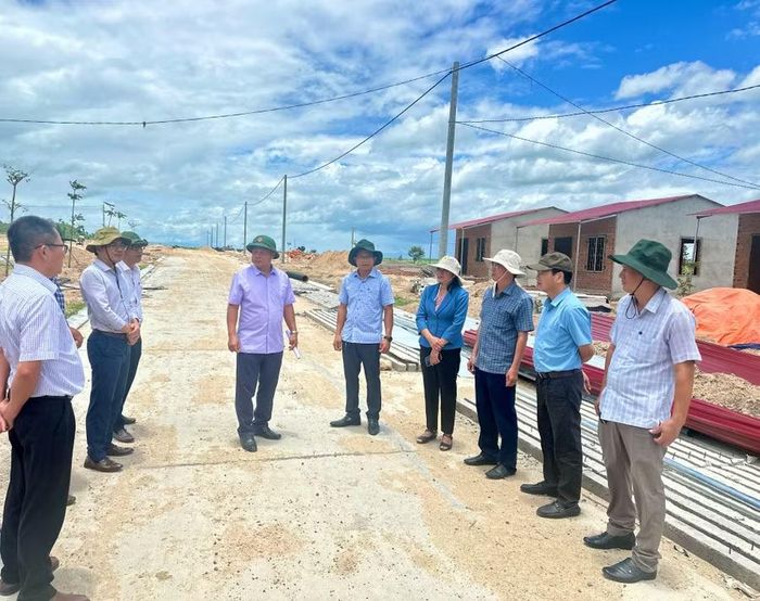 Đoàn kiểm tra dự án tại thôn Điểm 9 (xã Ia Hiao). Ảnh: Hà Duy