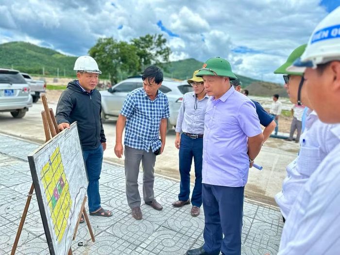 Đoàn kiểm tra dự án tại buôn Nu (xã Uar). Ảnh: Hà Duy