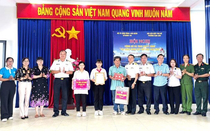 Trao quyết định “Hải quân nhận đỡ đầu con ngư dân” cho cháu Nguyễn Thị Hồng Vân.