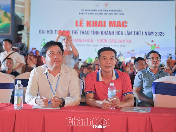 Lãnh đạo, đạo diễn Báo và Phát thanh, Truyền hình Khánh Hòa tham dự buổi tổng duyệt chương trình.