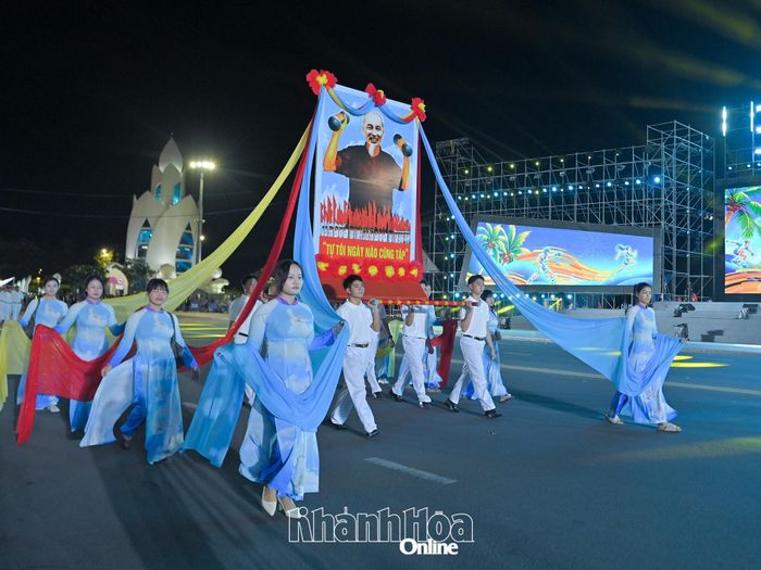Đoàn rước chân dung Chủ tịch Hồ Chí Minh.