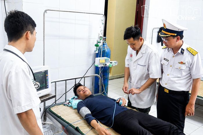 Bệnh xá đảo Song Tử Tây tiếp nhận, cấp cứu ngư dân bị xuất huyết tiêu hóa.