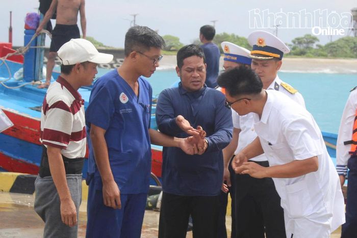 Bệnh xá đảo Song Tử Tây tiếp nhận và cấp cứu ngư dân bị chấn thương nặng ở bàn tay trái do tai nạn lao động.