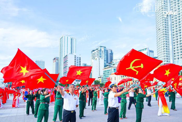 Màn đồng diễn của hội viên Hội UNESCO tỉnh Khánh Hòa - thành viên Liên hiệp các tổ chức hữu nghị Khánh Hòa.