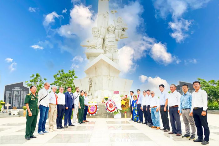 Liên hiệp các tổ chức hữu nghị Khánh Hòa tổ chức dâng hoa tại Tượng đài hữu nghị Việt - Nga (phường Bắc Cam Ranh).