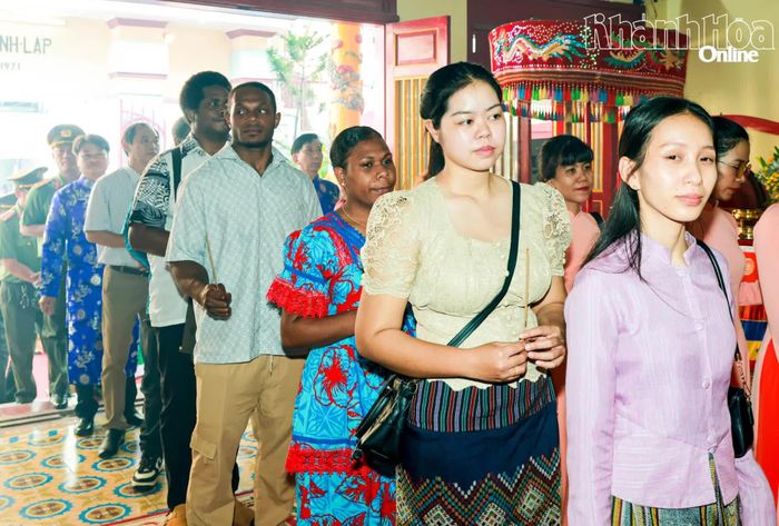 Các bạn sinh viên nước ngoài tham gia lễ Giỗ Tổ Hùng Vương.