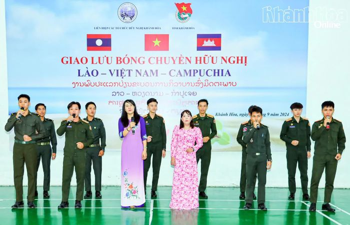  Tiết mục văn nghệ do các sinh viên, học viên Việt Nam, Lào, Campuchia biểu diễn.