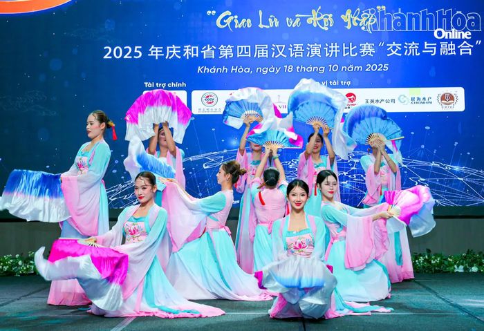 Tiết mục múa trong cuộc thi hùng biện tiếng Trung năm 2025 do Hội hữu nghị Việt - Trung tổ chức.