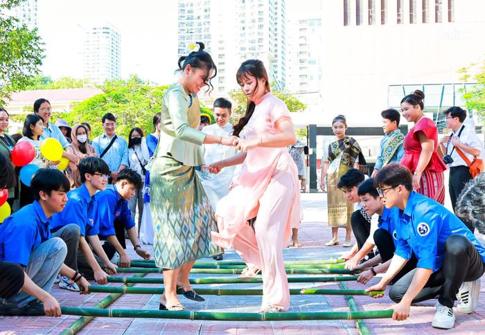 Sinh viên Việt Nam - Lào nắm tay nhau trong điệu múa sạp.