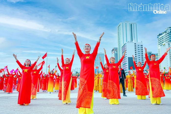 Màn đồng diễn của các hội viên Hội UNESCO tỉnh Khánh Hòa trong chương trình nghệ thuật diễn ra tại Quảng trường 2 tháng 4 (phường Nha Trang).