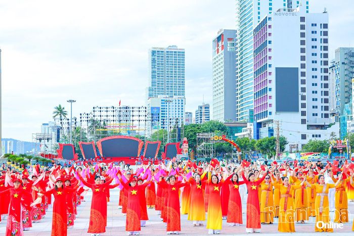 Màn đồng diễn của các hội viên Hội UNESCO tỉnh Khánh Hòa trong chương trình nghệ thuật diễn ra tại Quảng trường 2 tháng 4 (phường Nha Trang).