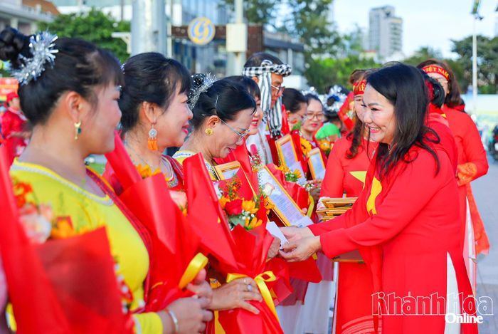 Bà Nguyễn Thị Thanh Hương - Chủ tịch Hội UNESCO tỉnh Khánh Hòa trao quyết định công nhận các Câu lạc bộ UNESCO ở khu vực phía Nam tỉnh Khánh Hòa là thành viên của Hội UNESCO tỉnh Khánh Hòa.