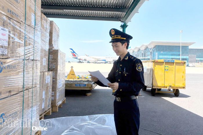 Công chức Hải quan cửa khẩu sân bay quốc tế Cam Ranh kiểm tra thực tế hàng hóa.