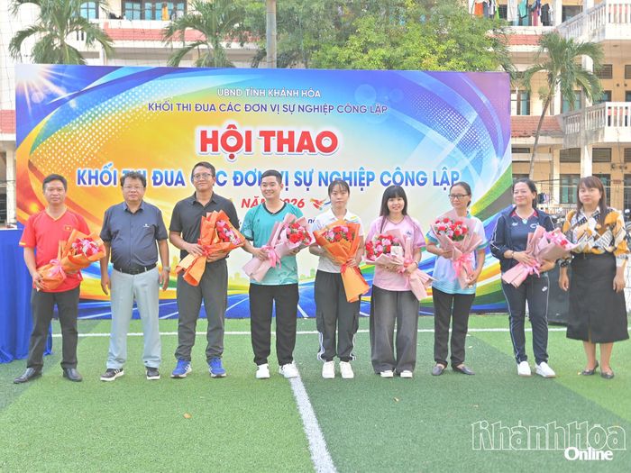  Ban tổ chức tặng cờ lưu niệm cho đại diện các đơn vị tham gia hội thao. 
